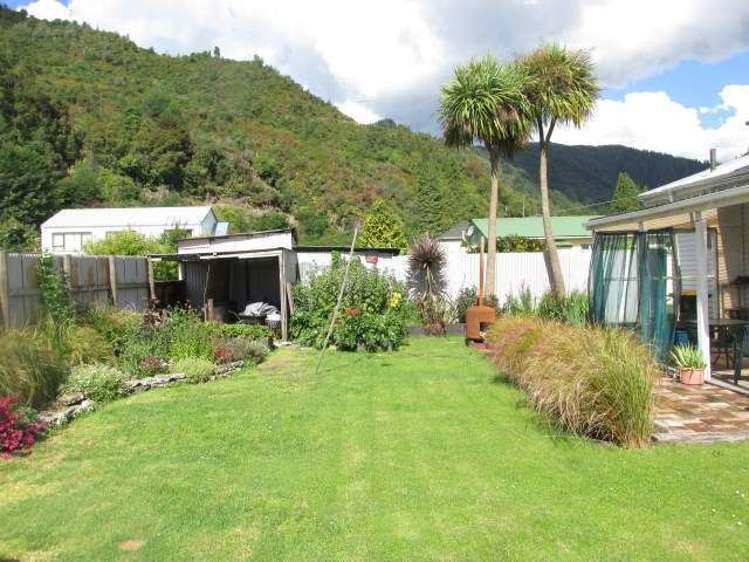 14 Broadway Reefton_12