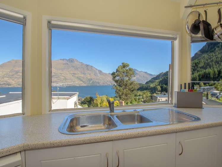 9b Arawata Terrace Fernhill/Sunshine Bay_3