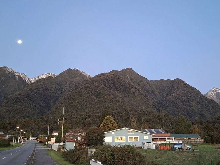 Betsey Jane Eatery & Bar Fox Glacier_9