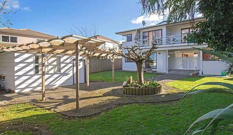 18 Bradbury Road Botany Downs_2