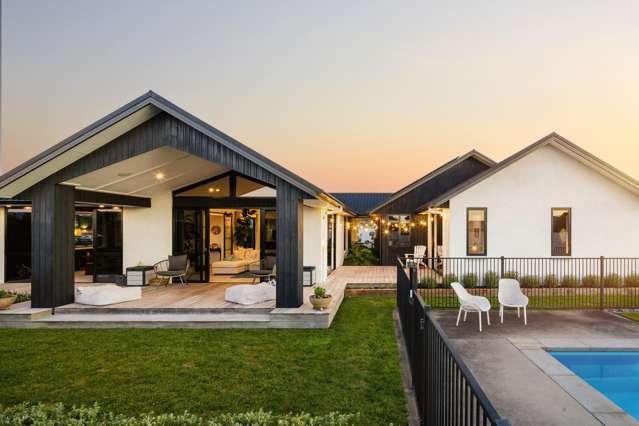 Pool, presence and parking - The St Kilda package!