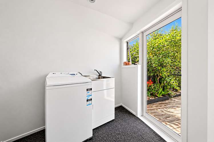 2/9 Sunset Road Totara Vale_13