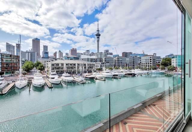 Lighter Quay Stratis: Absolute Waterfront Luxury