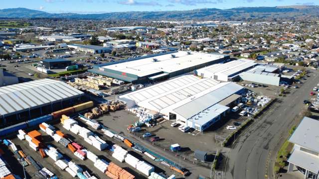 Large warehouse in central location