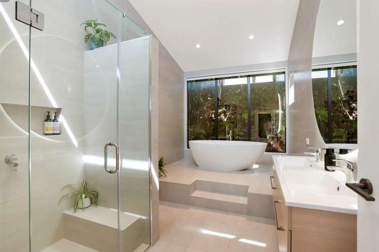 892 West Coast Road Waiatarua_13