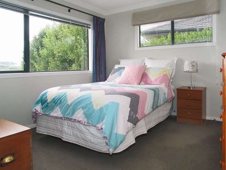 13 Tongariro Drive Aotea_12