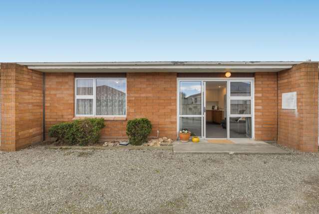 Neat as a Pin and ready to move in!