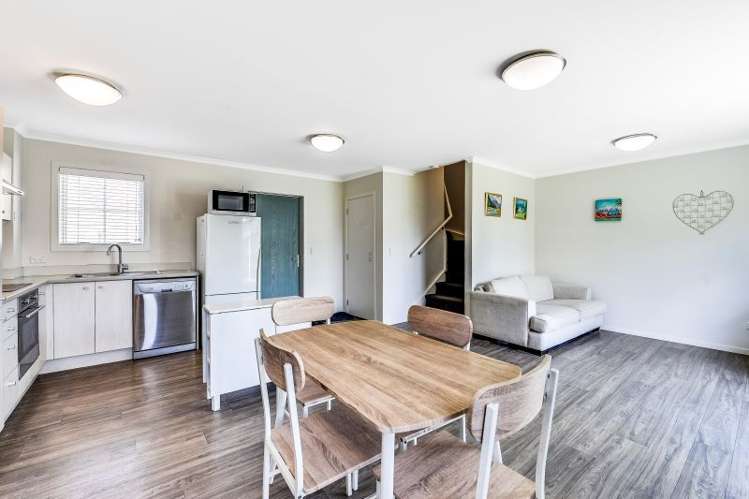 69 Chiefs Court Hamilton East_11