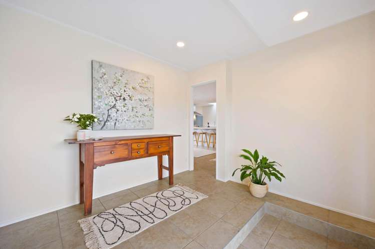 6 Camira Place Botany Downs_23