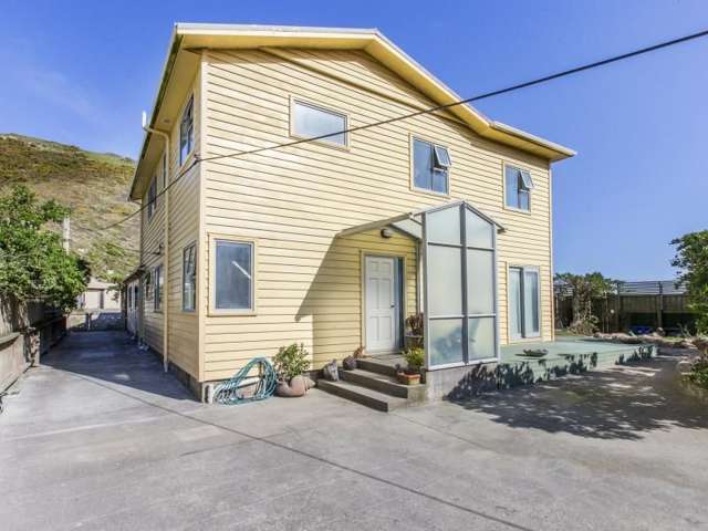 1084 Makara Road Makara Beach_1