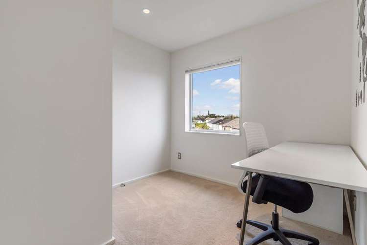 73 Bordeaux Parade Te Atatu South_12