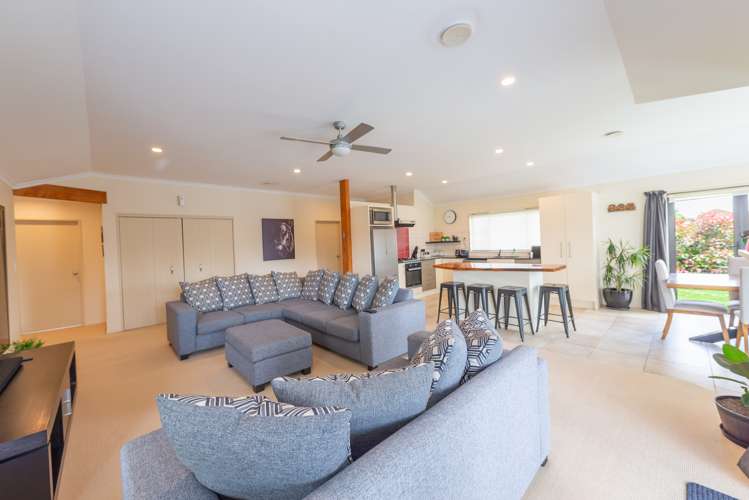 2 Raabia Close Parakai_6