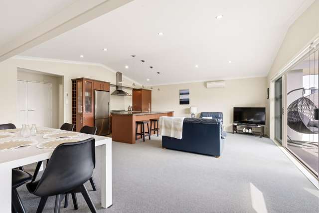 2/17 Tremaine Avenue Two Mile Bay_1