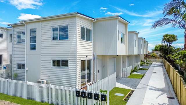 MODERN LUXURY LIVING IN PAPATOETOE