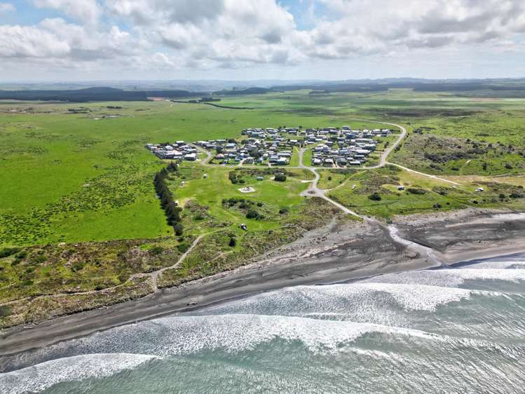 10A and 10 Nukumaru Parade Waiinu Beach_19