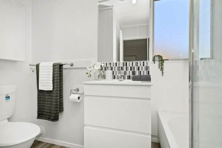 2/200 Dowse Drive Maungaraki_7