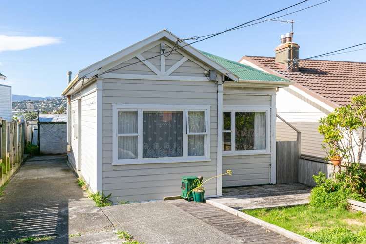 111 Queens Drive Lyall Bay_0