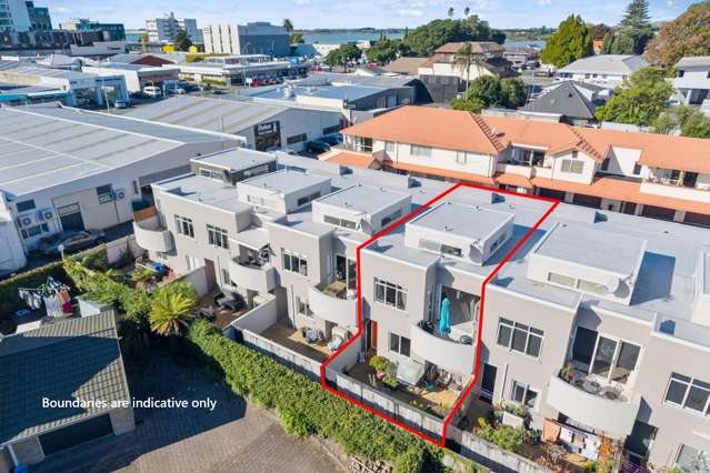 Stylish Townhouse in Pivotal Loaction