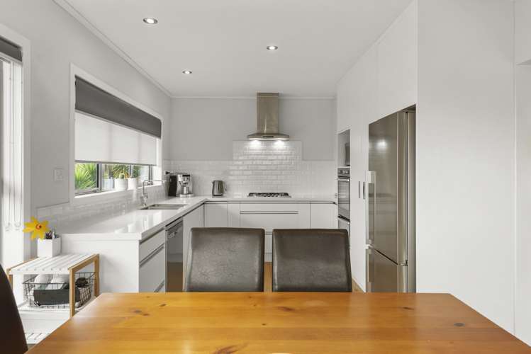 24 Shanaway Rise Hillcrest_13