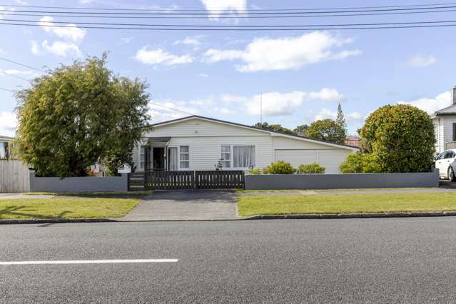 MOVE STRAIGHT IN | FREEHOLD & REFRESHED