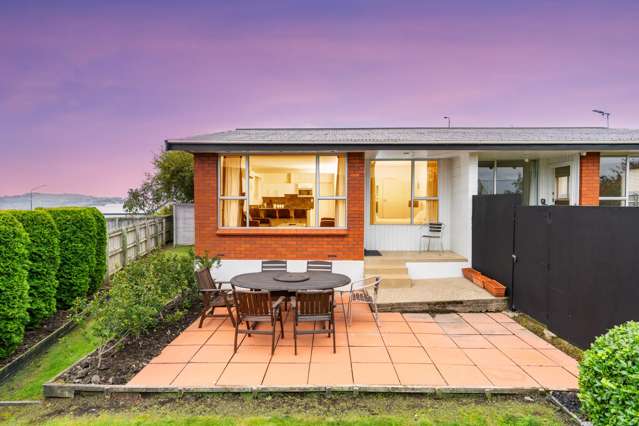 Sunny & private in Prime Roslyn
