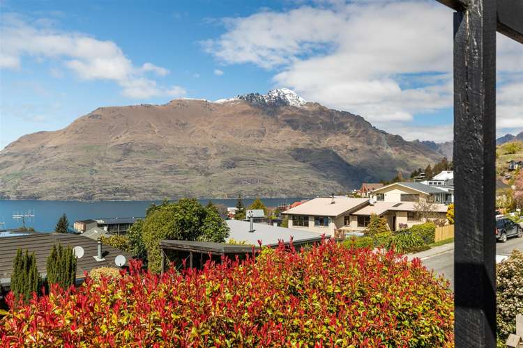 52 Wynyard Crescent Fernhill/Sunshine Bay_12