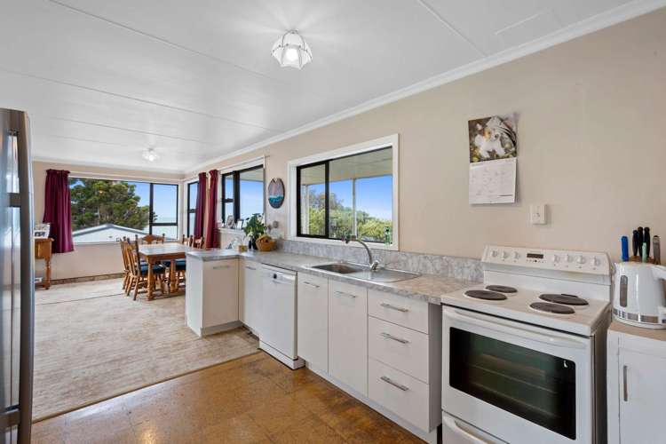 22 Esplanade Kaka Point_5