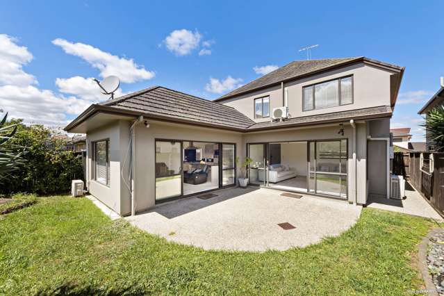Stunning Five-Bedroom Family Home in Prime Loc...