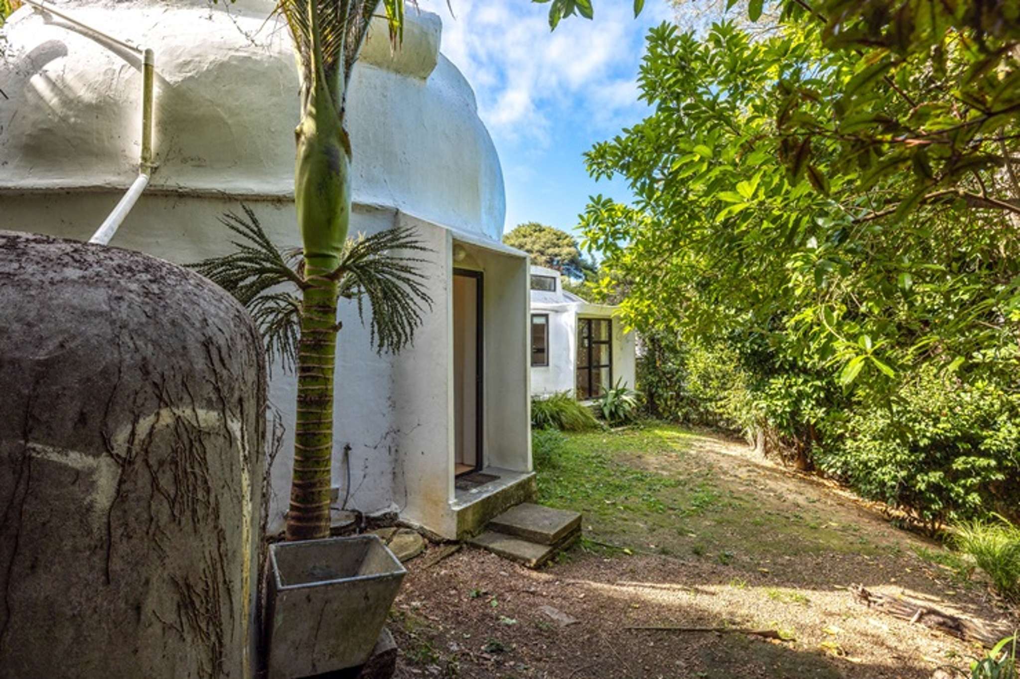 High school teacher buys Waiheke Island’s hottest ‘cave’