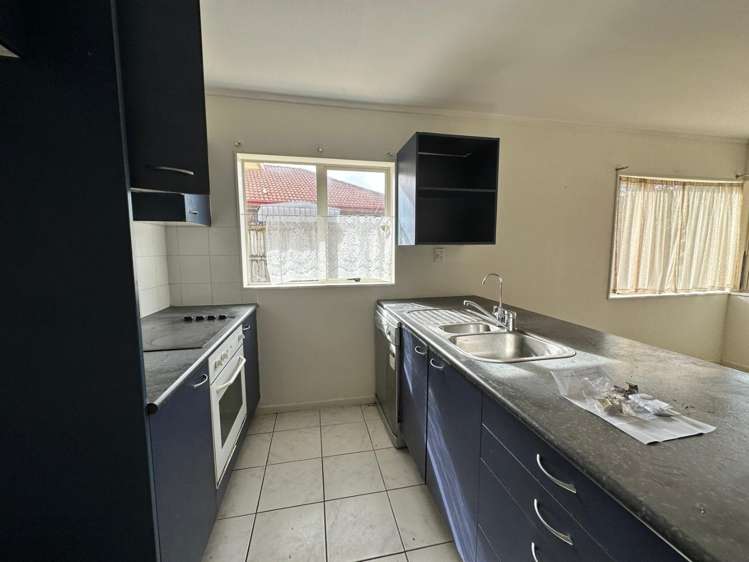 32 Frank Bunce Grove Flat Bush_5