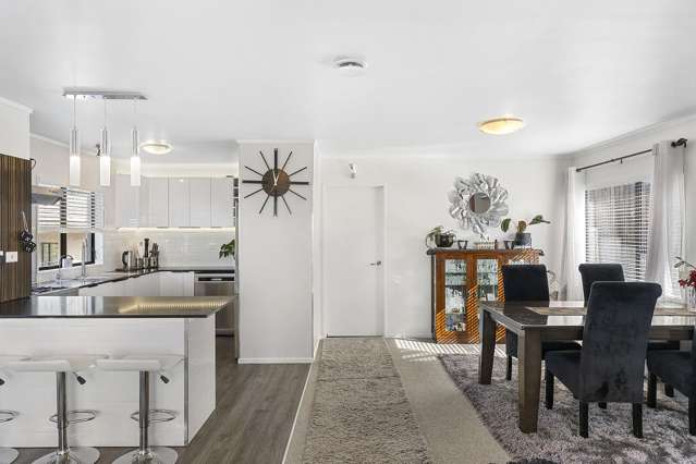 Flexible Living + Income/Guest Potential