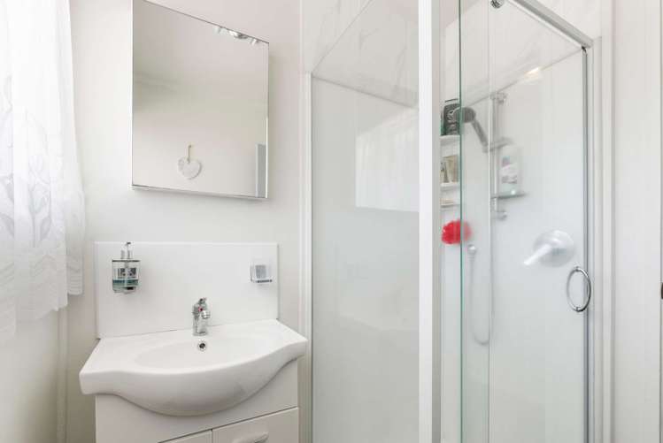 10 Walnut Place Owhata_11