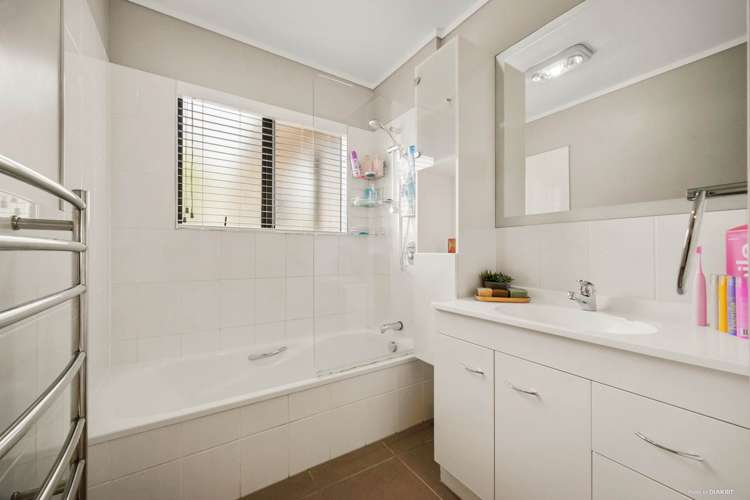 19 Alec Craig Way Gulf Harbour_16