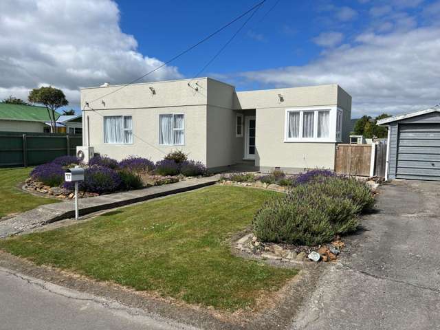 WAIMATE - 3 BED HOUSE, SINGLE GARAGE, GREAT LOCATION ON HIGH ST