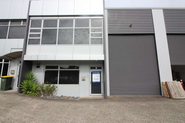 Tidy office/warehouse offered for lease