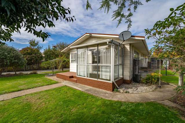 Sunny and inviting, walk to the shops and school