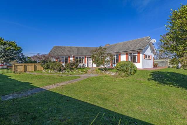 6 Bedrooms 2 Living areas, space & character PLUS!