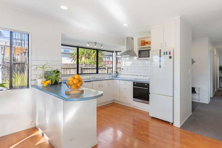 2/7 Arran Road Browns Bay_3