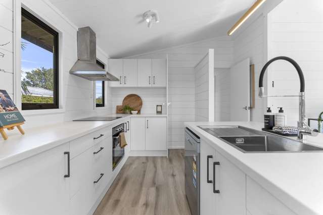 Stylishly Renovated Lockwood in Prime Location