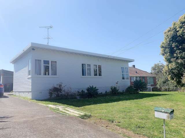 3 Bedroom House With Sun-drenched Deck In Panmure