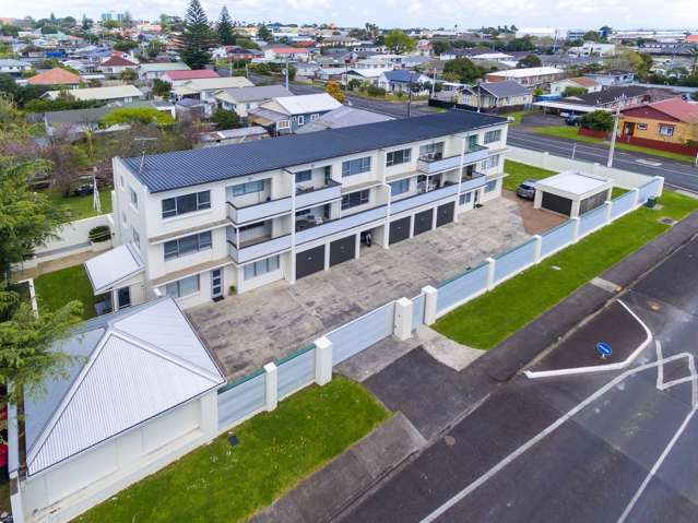 10 APARTMENTS IN THAB ZONE WITH RC FOR SIX MORE
