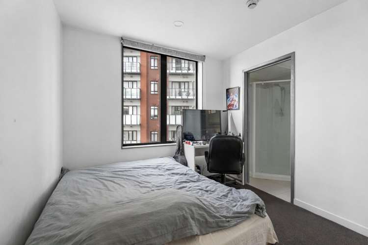 902/36 Eden Crescent_4