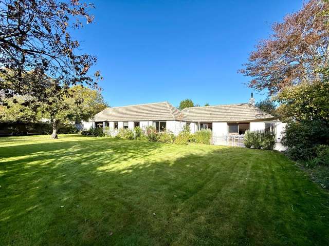 FULLY FURNISHED EXECUTIVE LIVING FAMILY HOME IN SUPERB LOCATION!