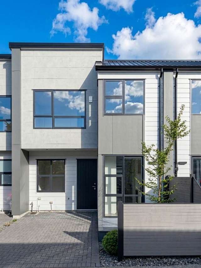 Brand New 4 bedrooms house in Pakuranga Height