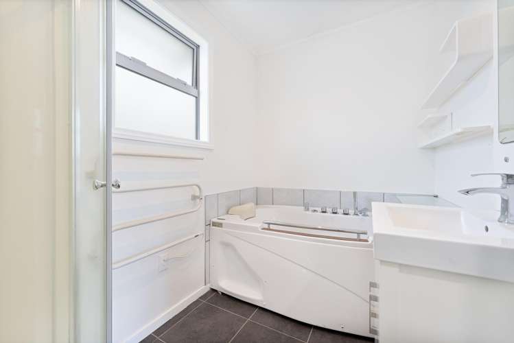 129 Riverpark Crescent Henderson_36