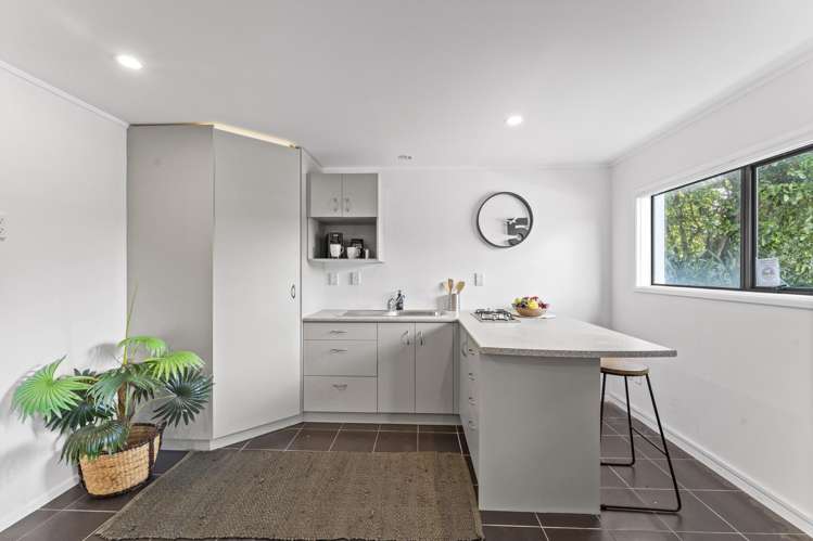 23 Lawrence Crescent Hill Park_19
