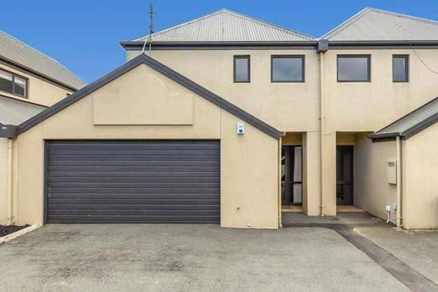 RICCARTON - 3 BEDROOMS, 2 BATHROOMS, HEATPUMP, DOUBLE GARAGE