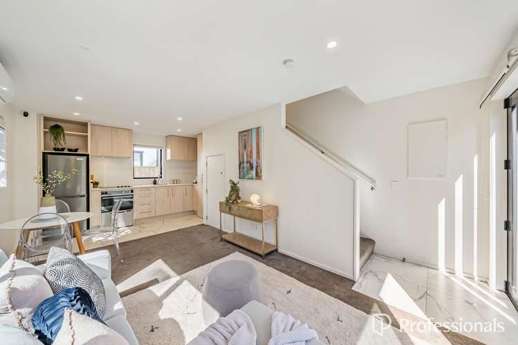 2/97 Whites Line East Waiwhetu_9