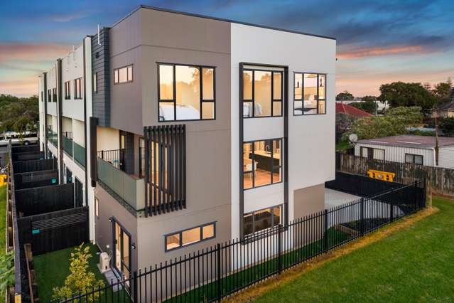 Highly Specced Sun-Trap with Reserve Vista