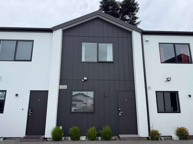 Near new fully furnished 2BR Townhouse in Hornby